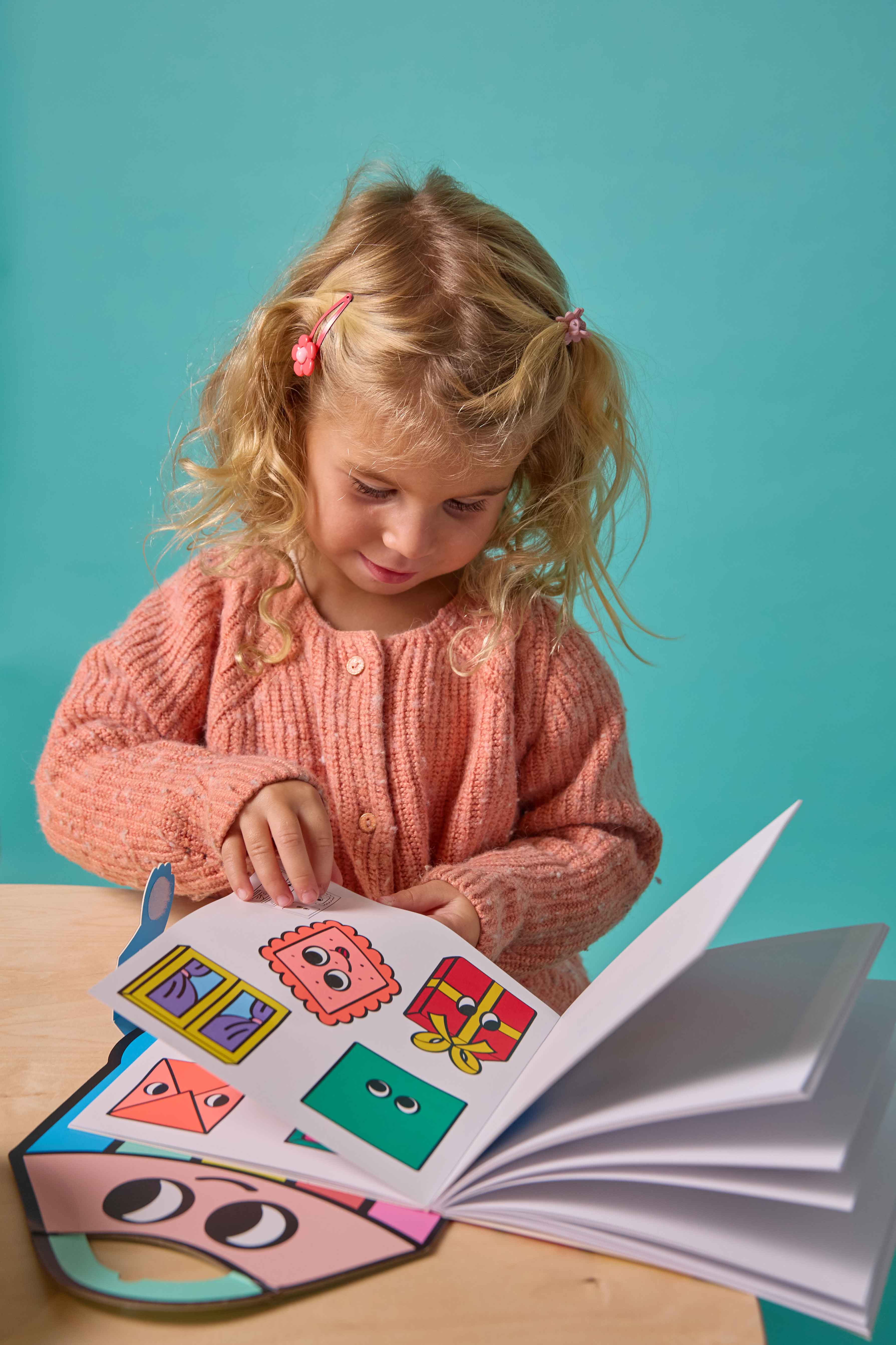 OMY Montessori Stickers Book Geometric Shapes — colouring and sticker book - MONTESSORI_STICKERS_BOOK_CRAYON_AMBIANCE_4