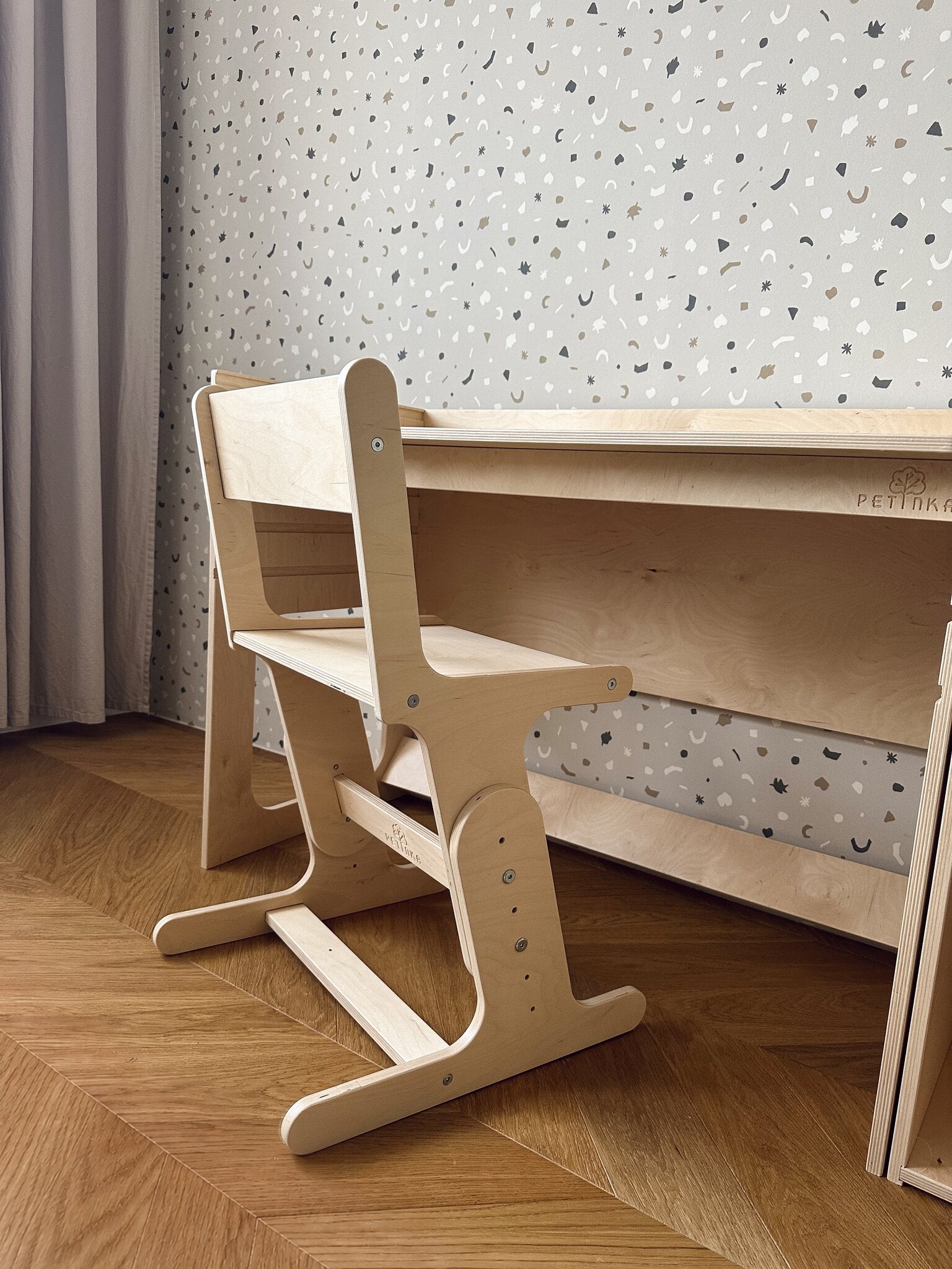 AGGIE growing chair at the AGGIE desk in a kids room