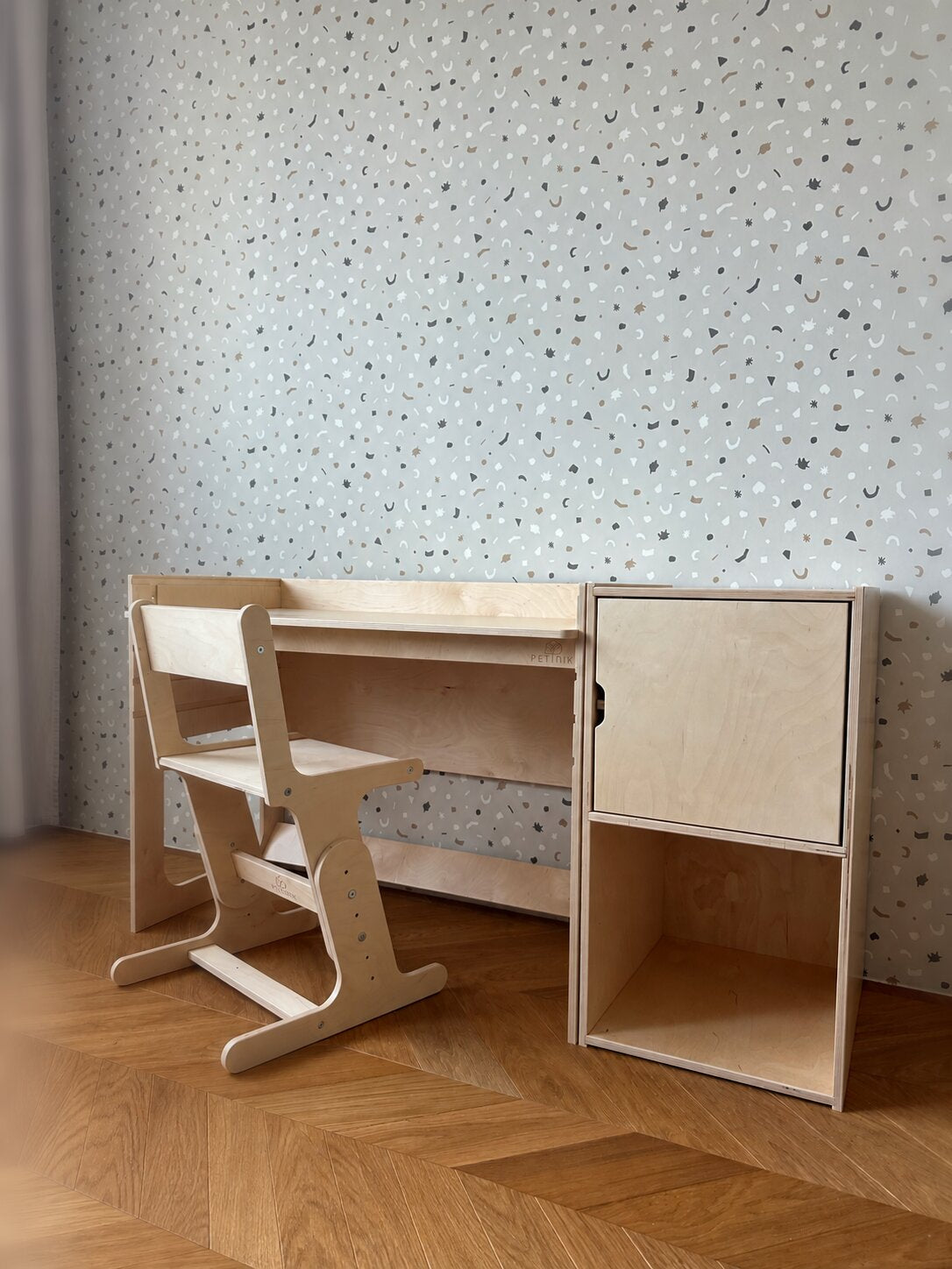 AGGIE desk, chair and cabinet in a kids room